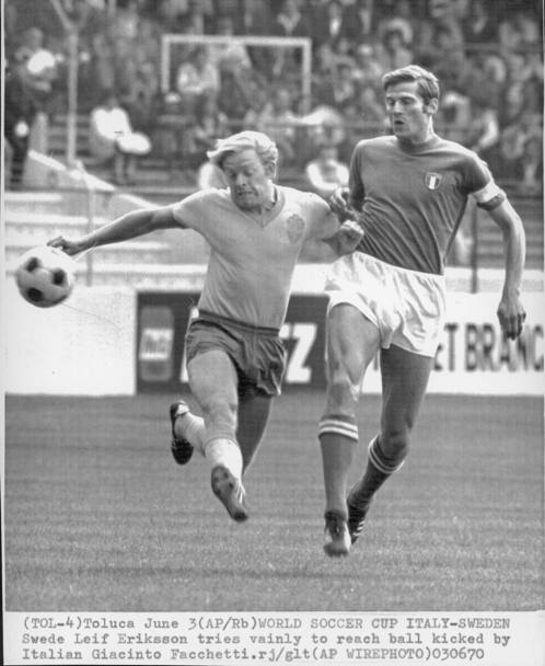 Messico 1970. Ottavi di finale 2 gruppo Italia - Svezia. Un&#39;azione di Facchetti